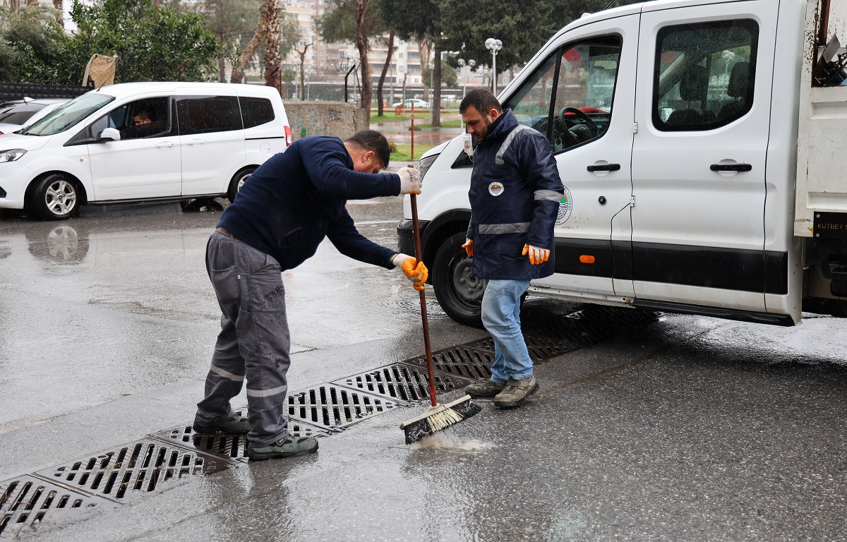 TOROSLAR BELEDİYESİ ŞİDDETLİ YAĞIŞLARA KARŞI SAHADA: MAZGALLAR TEK TEK TEMİZLENİYOR