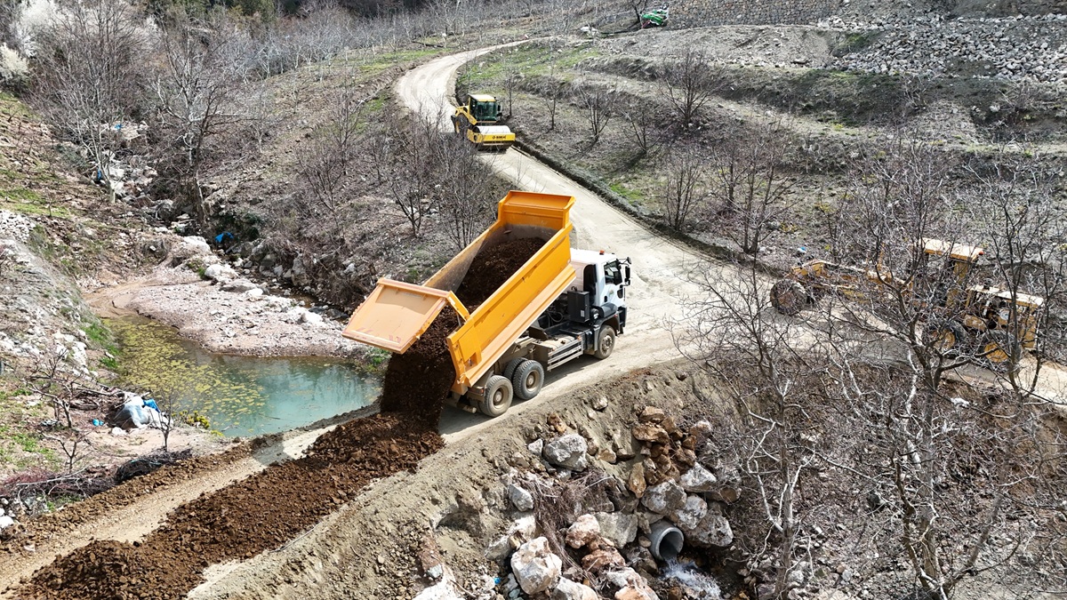 TOROSLAR’DA BAHÇE YOLLARI YENİLENİYOR