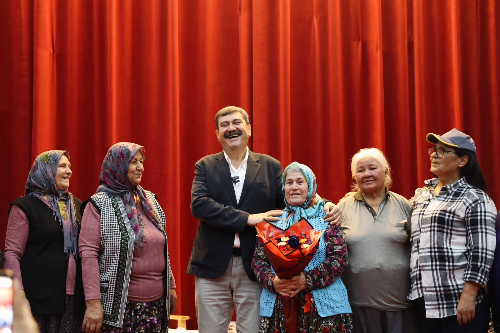 TOROSLAR’DA “ANNE ELİMİ BIRAKMA” TİYATRO OYUNU YÜREKLERE DOKUNDU - Görsel 2