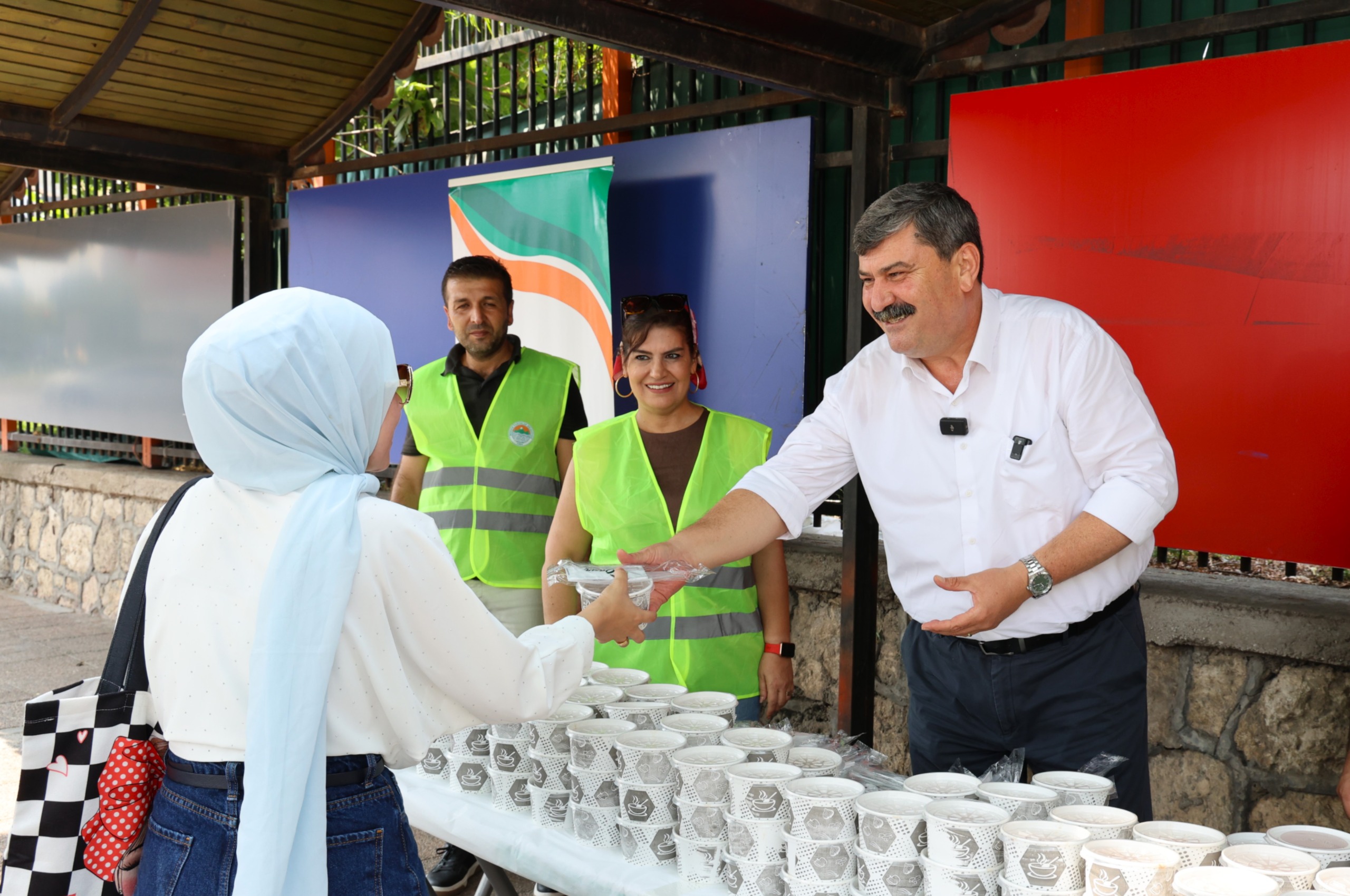 TOROSLAR’DA GELENEKSEL AŞURE İKRAMI YOĞUN İLGİ GÖRDÜ