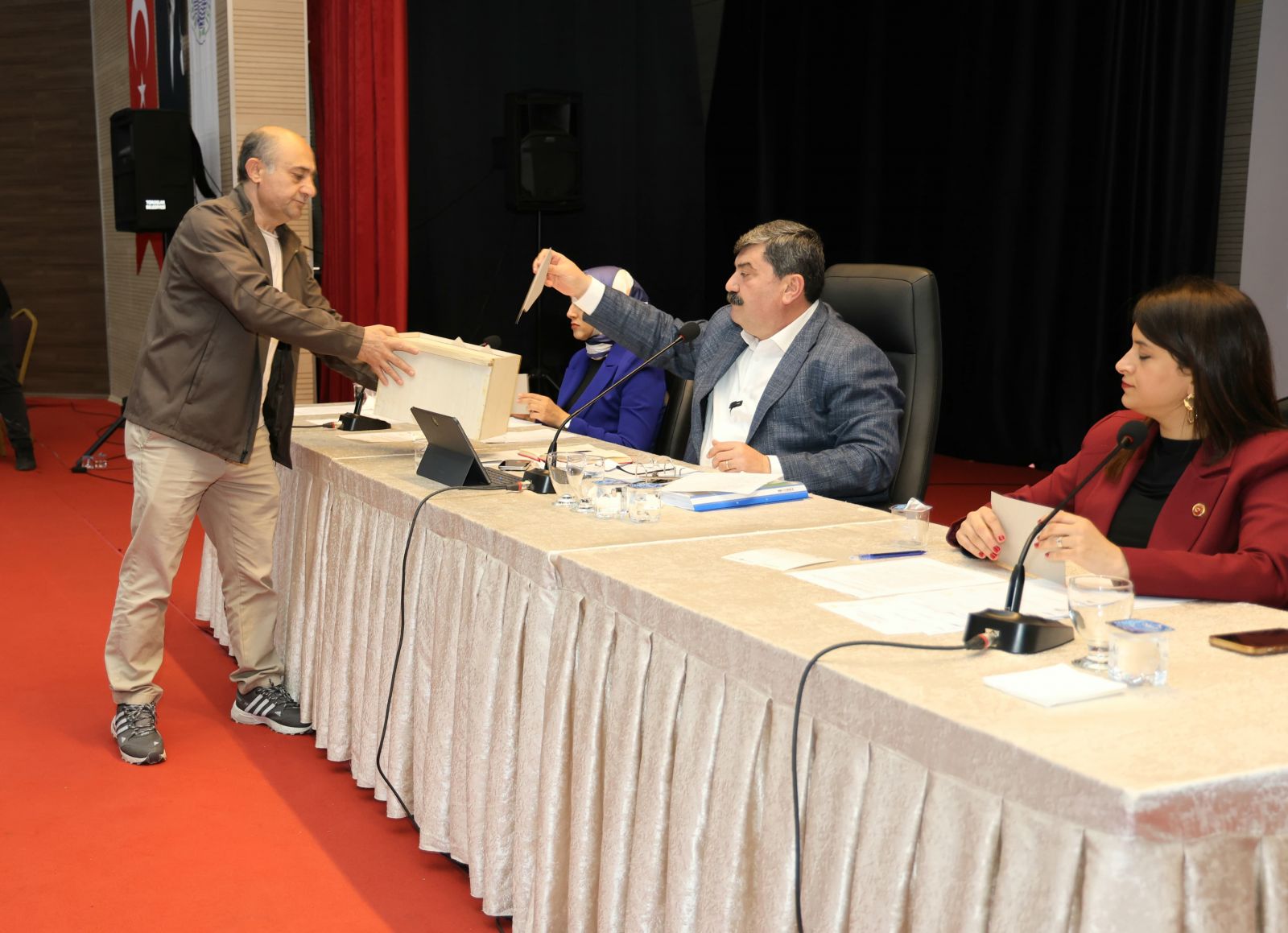 TOROSLAR BELEDİYE BAŞKANI YILDIZ: BELEDİYENİN ARAÇLARINI REHİNDEN KURTARDIK