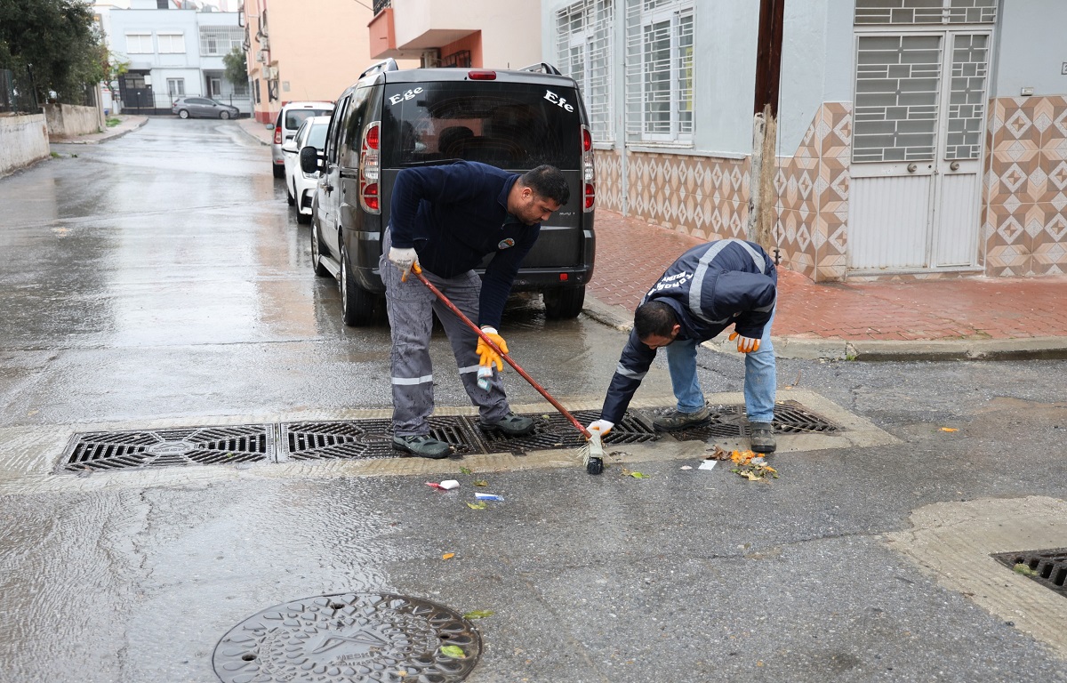 TOROSLAR BELEDİYESİ ŞİDDETLİ YAĞIŞLARA KARŞI SAHADA: MAZGALLAR TEK TEK TEMİZLENİYOR