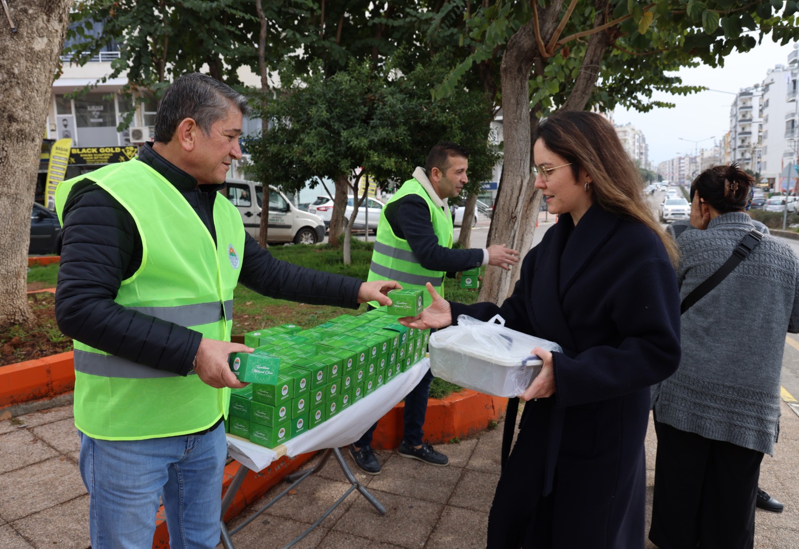 TOROSLAR BELEDİYESİ İLÇENİN FARKLI NOKTALARINDA KANDİL SİMİDİ DAĞITTI