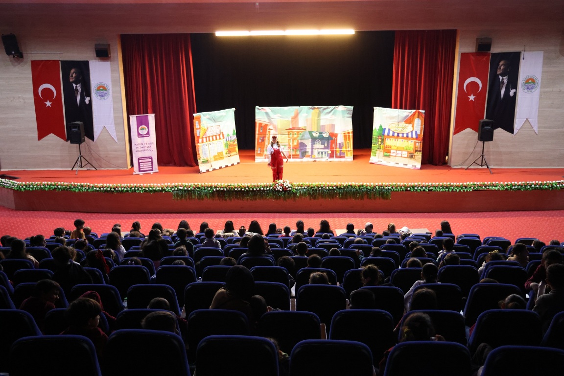TOROSLAR’DA ÇOCUKLARA “TEKNOLOJİ BAĞIMLILIĞI” TİYATROYLA ANLATILDI