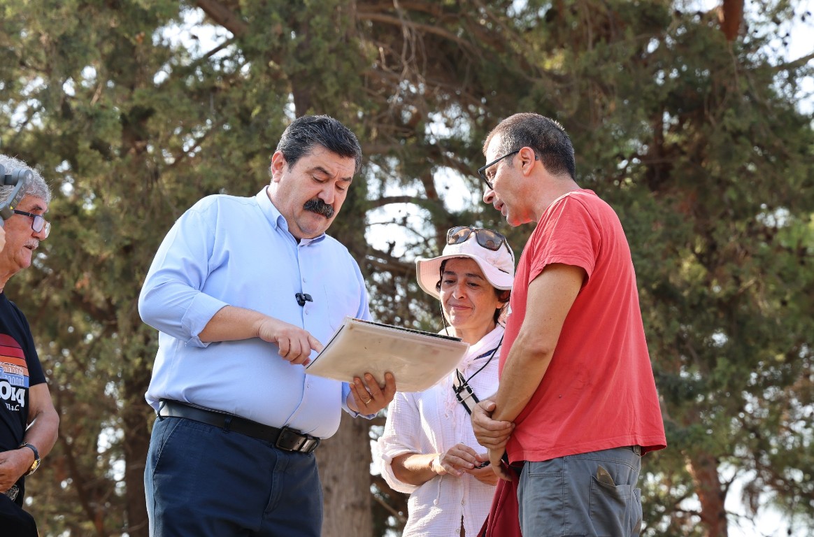 BAŞKAN YILDIZ, 9 BİN YILLIK GEÇMİŞE SAHİP YUMUKTEPE HÖYÜĞÜ’NDE YAPILAN KAZI ÇALIŞMALARINI İNCELEDİ