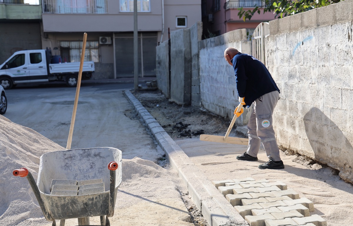 TOROSLAR BELEDİYESİ, YOL VE KALDIRIM ÇALIŞMALARINDA HIZ KESMİYOR