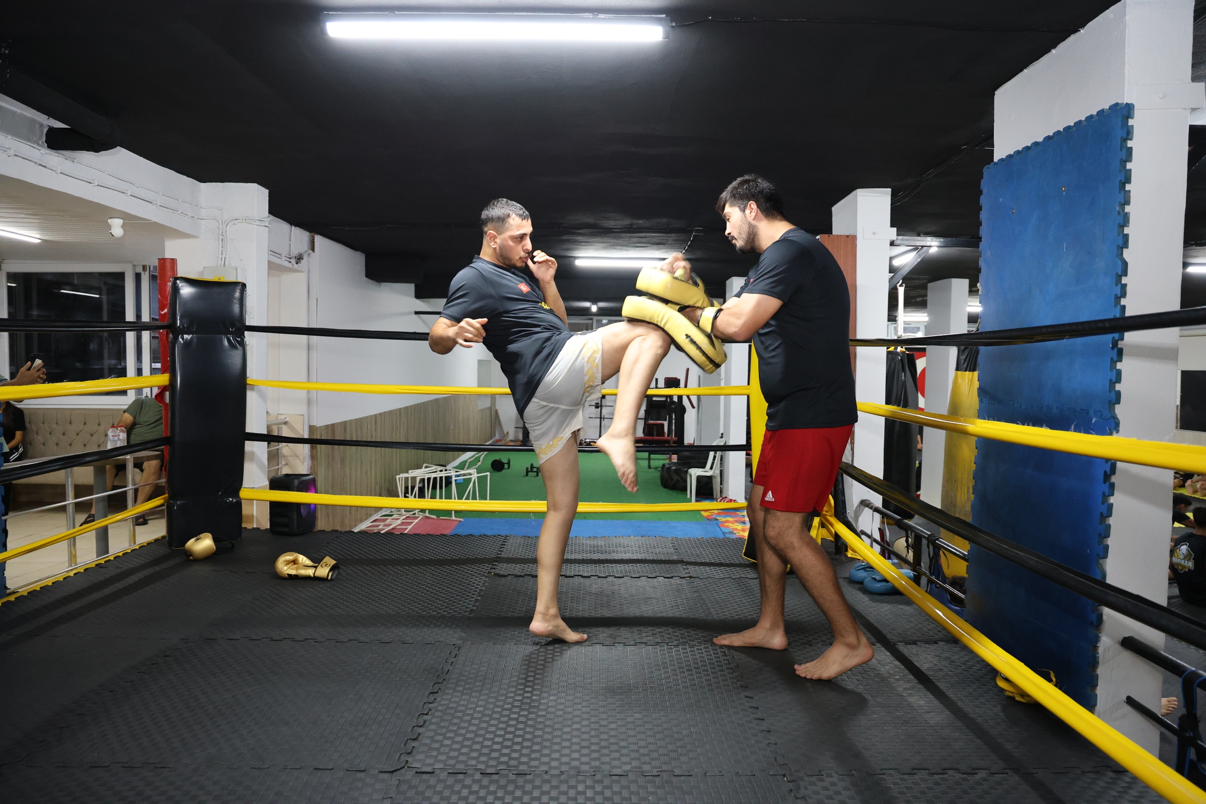 BAŞKAN YILDIZ, MUAY THAİ SPORCULARIYLA BULUŞTU