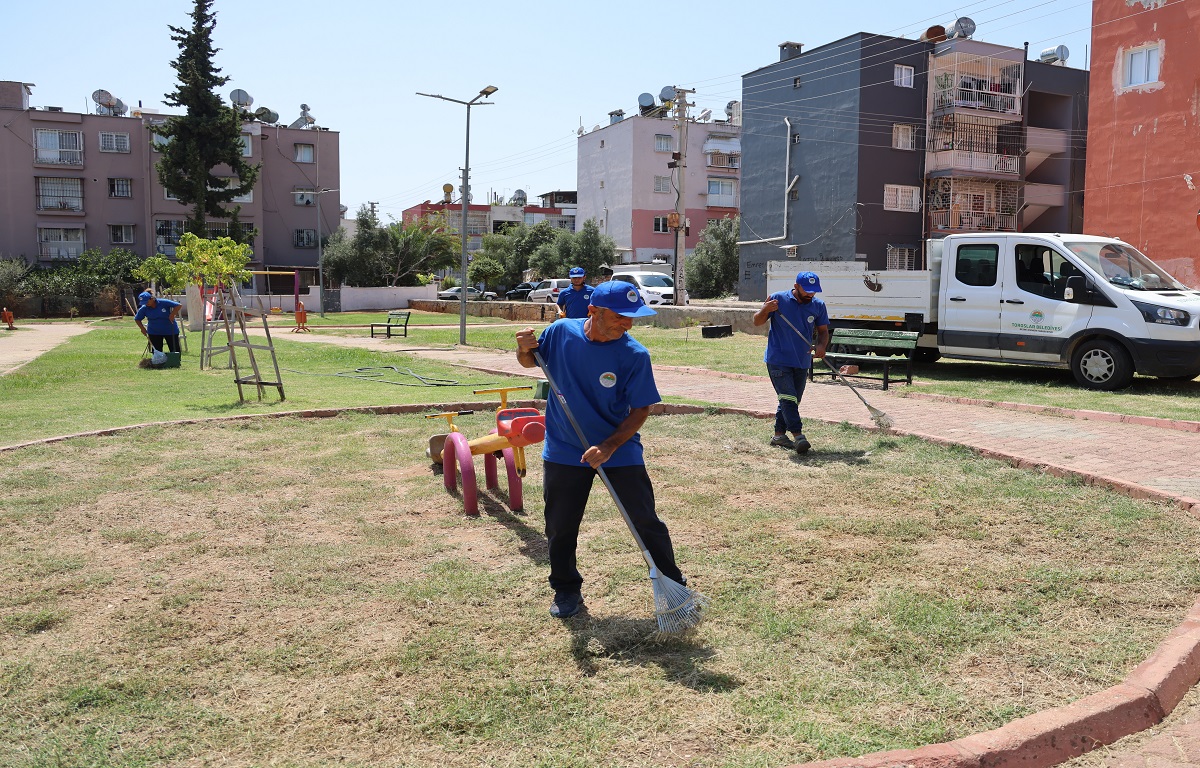 TOROSLAR BELEDİYESİ YEŞİL ALANLARIN BAKIMINI TİTİZLİKLE SÜRDÜRÜYOR