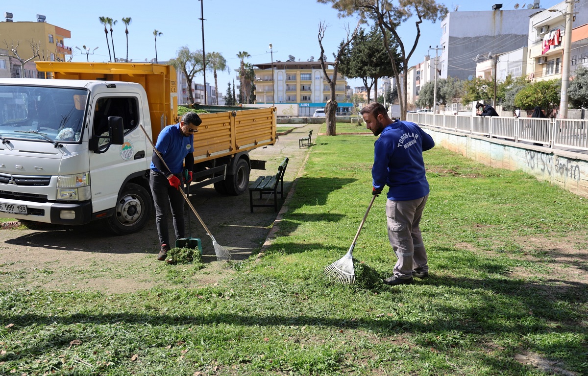 TOROSLAR’DA PARK VE YEŞİL ALANLAR BAKIMDAN GEÇİYOR