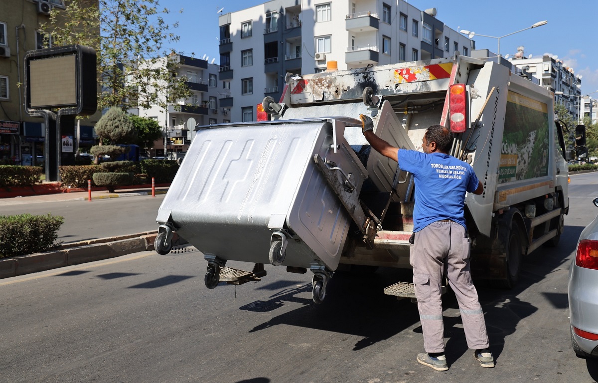 TOROSLAR BELEDİYESİ YIPRANAN ÇÖP KONTEYNERLERİNİ GERİ KAZANIYOR