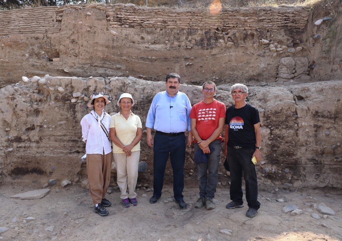 BAŞKAN YILDIZ, 9 BİN YILLIK GEÇMİŞE SAHİP YUMUKTEPE HÖYÜĞÜ’NDE YAPILAN KAZI ÇALIŞMALARINI İNCELEDİ