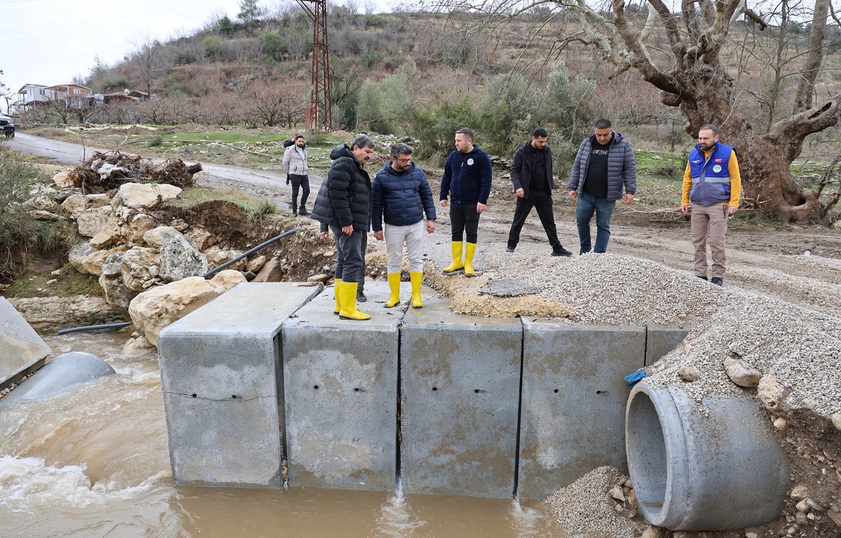 TOROSLAR BELEDİYESİ SAĞANAK YAĞIŞIN İZLERİNİ SİLMEK İÇİN 7/24 ÇALIŞIYOR
