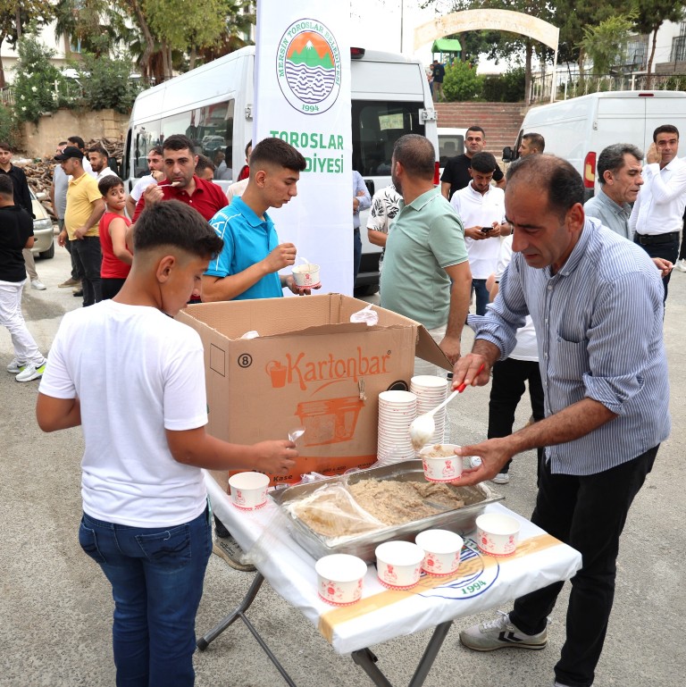 BAŞKAN YILDIZ, VATANDAŞLARLA BAYRAMLAŞTI, KURBAN KESİM YERLERİNİ ZİYARET ETTİ