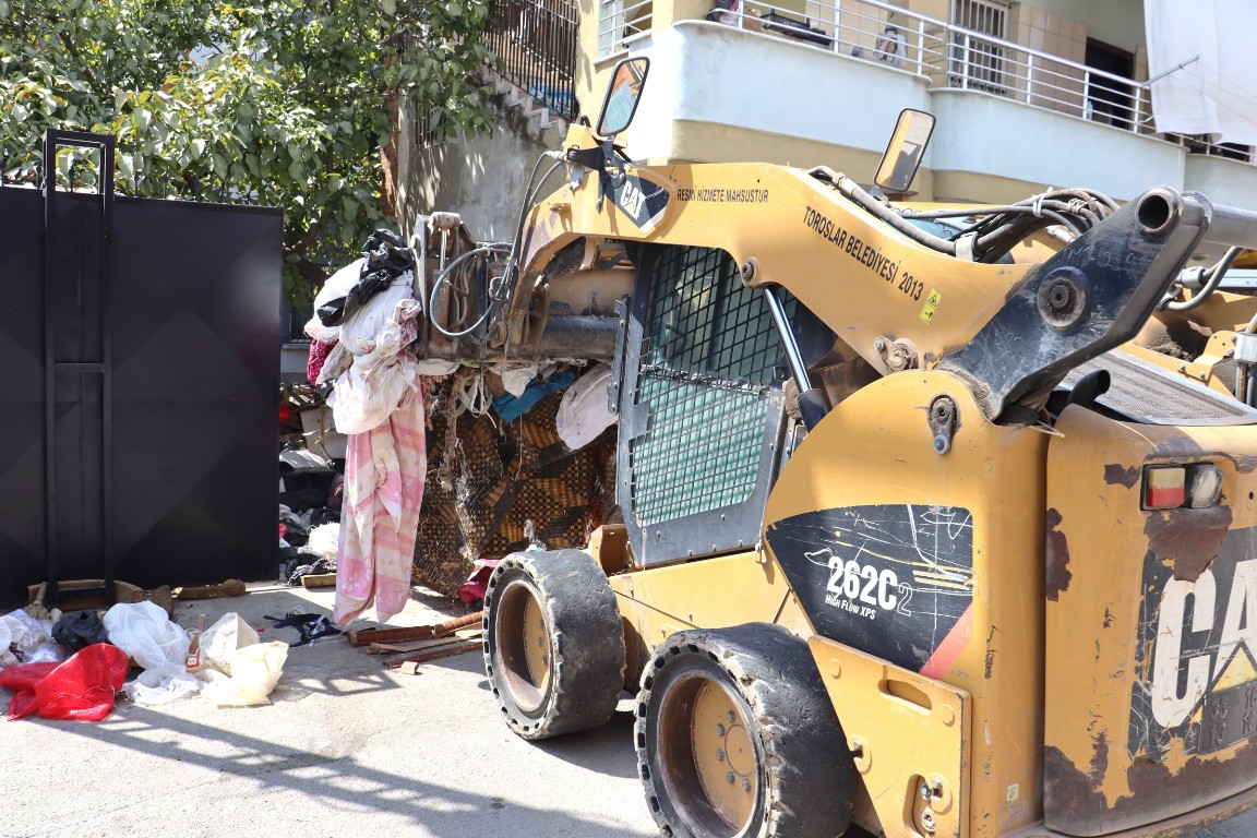 TOROSLAR’DA ÇÖP EVE TEMİZLİK OPERASYONU