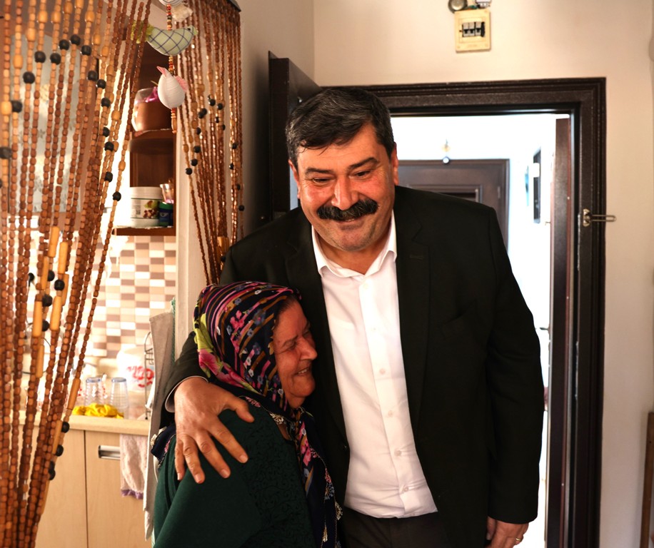 BAŞKAN YILDIZ’DAN, ŞEHİT ANNESİ RABİA BULUT’A  “ANNELER GÜNÜ” ZİYARETİ