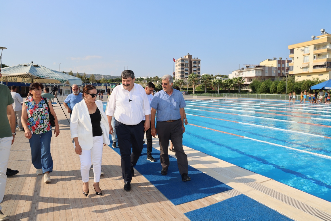 BAŞKAN YILDIZ, YÜZME KURSUNA KATILAN GENÇLERE SERTİFİKALARINI VERDİ