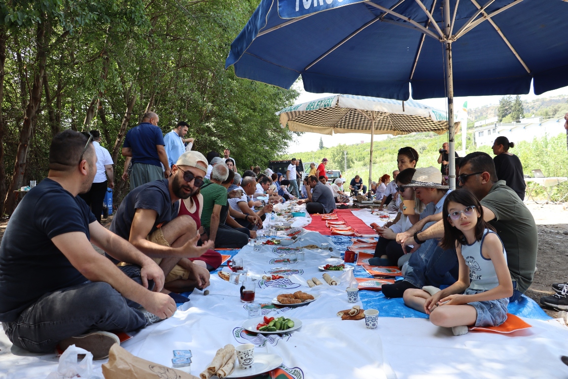 TAŞ OCAĞI YAPILMASI PLANLANAN HAMZABEYLİ MAHALLESİ’NDE ÇEVRE SORUNLARINA KARŞI “YERYÜZÜ SOFRASI” KURULDU