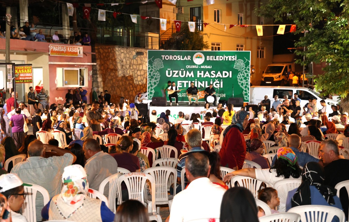 Toroslar Belediyesinin düzenlediği Üzüm Hasat Etkinliğinde renkli görüntüler vardı