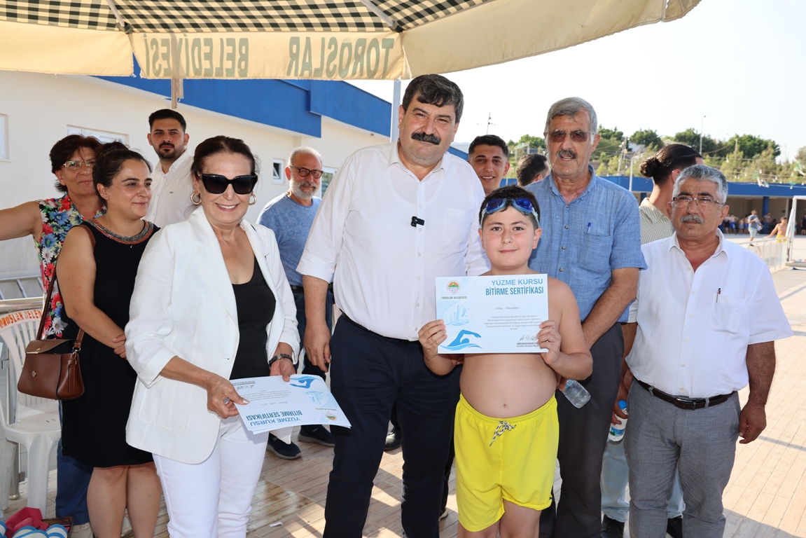 BAŞKAN YILDIZ, YÜZME KURSUNA KATILAN GENÇLERE SERTİFİKALARINI VERDİ
