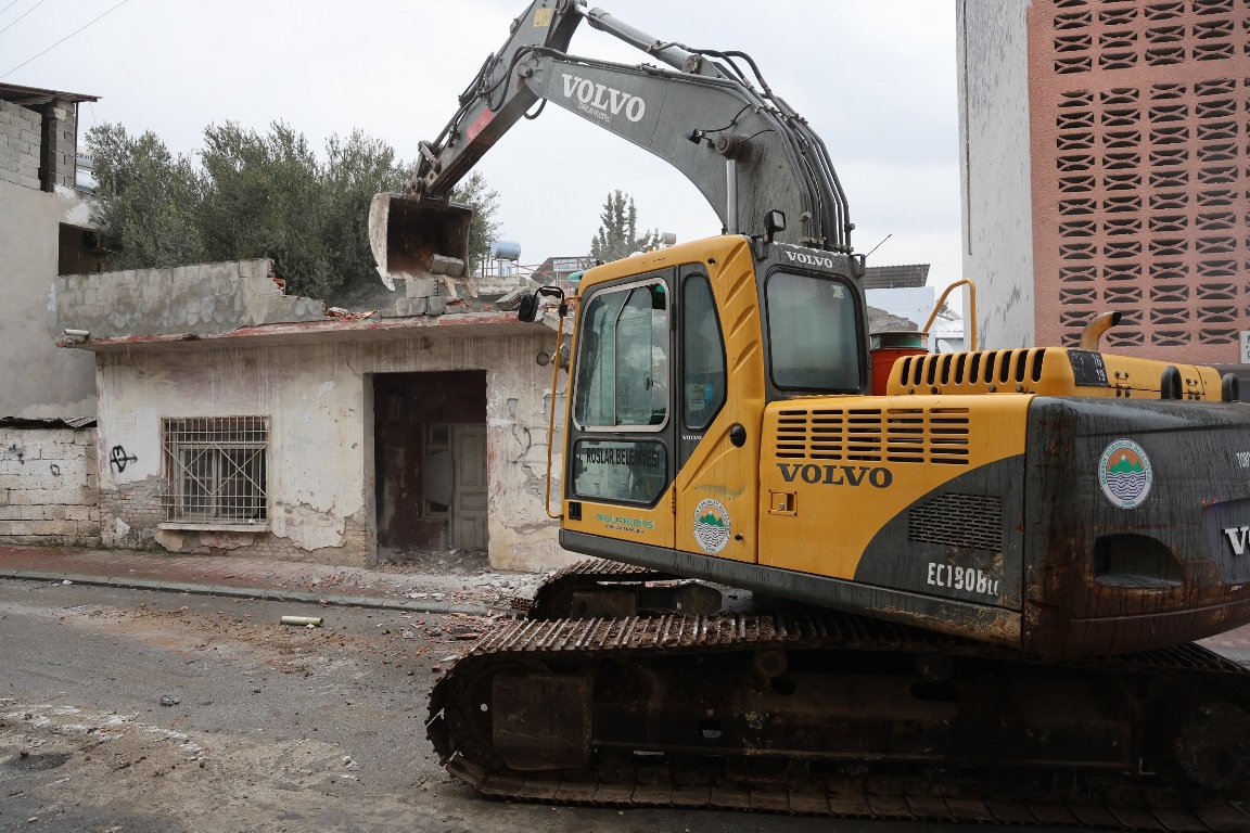 TOROSLAR’DA METRUK YAPILAR YIKILIYOR