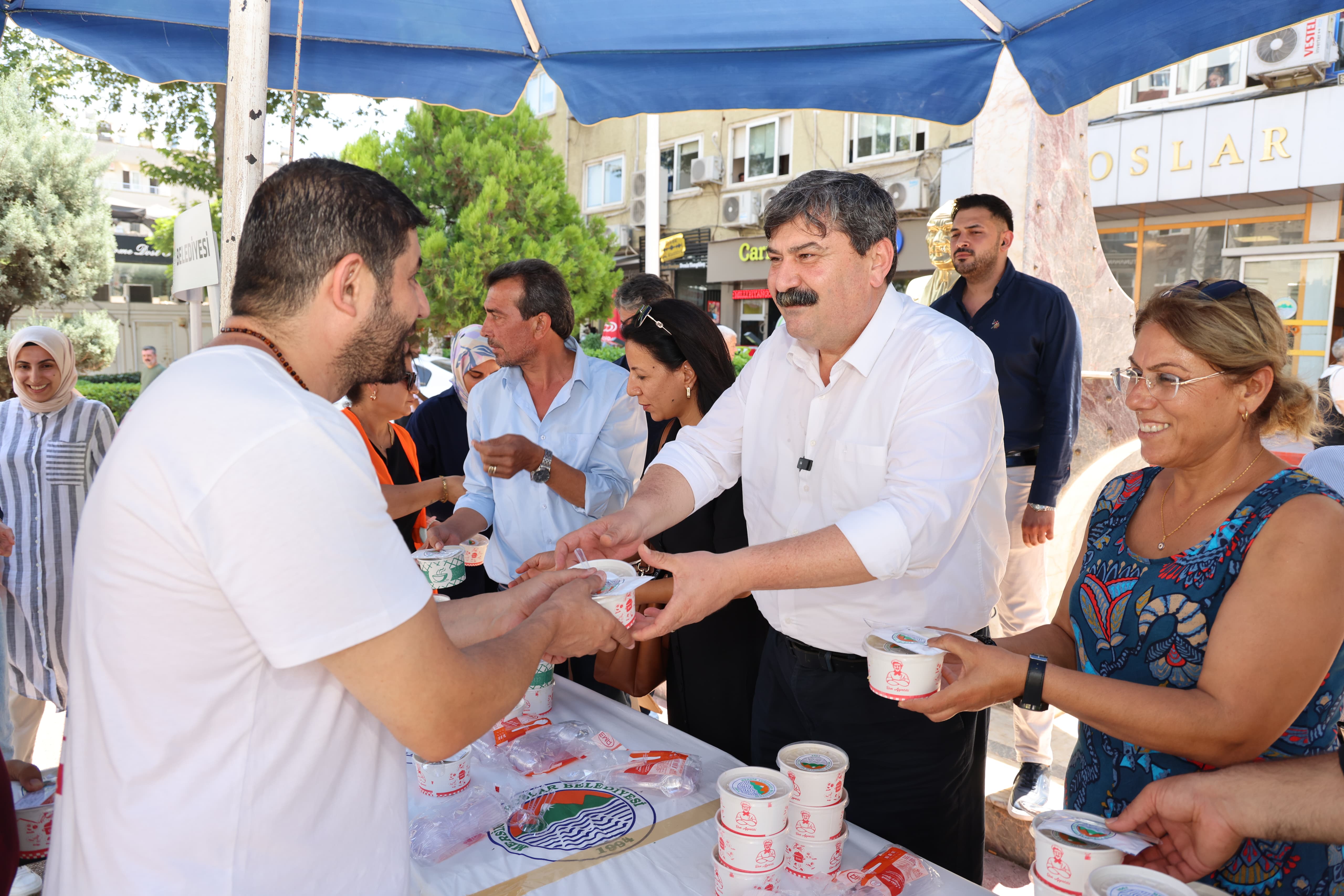 BAŞKAN YILDIZ, VATANDAŞLARA AŞURE İKRAM ETTİ