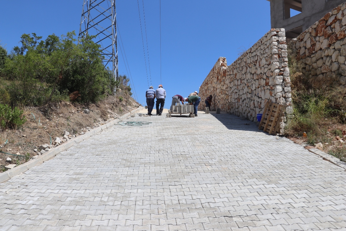 TOROSLAR BELEDİYESİNİN YOL YAPIM VE ÇEVRE DÜZENLEME ÇALIŞMALARI DEVAM EDİYOR
