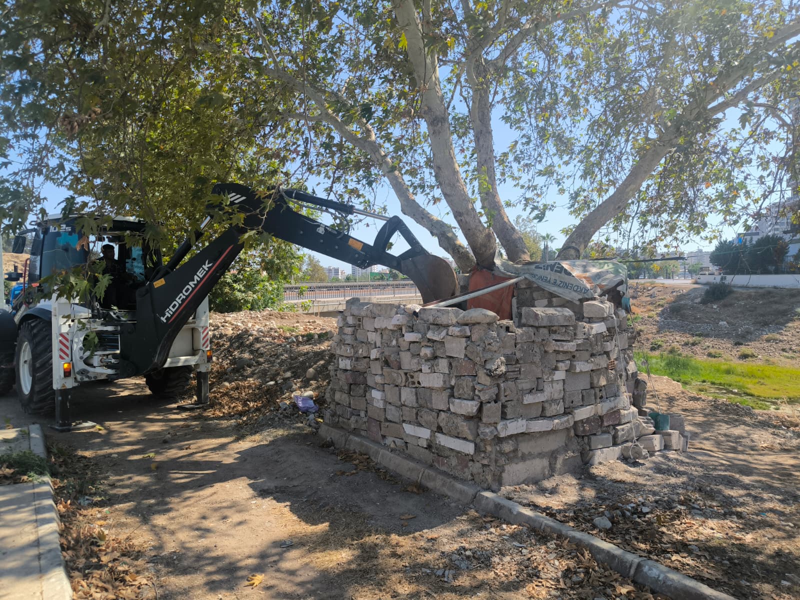 MÜFTÜ DERESİ YÜRÜYÜŞ YOLUNDA İŞGALE SON: TOROSLAR BELEDİYESİNDEN DÜZENLEME