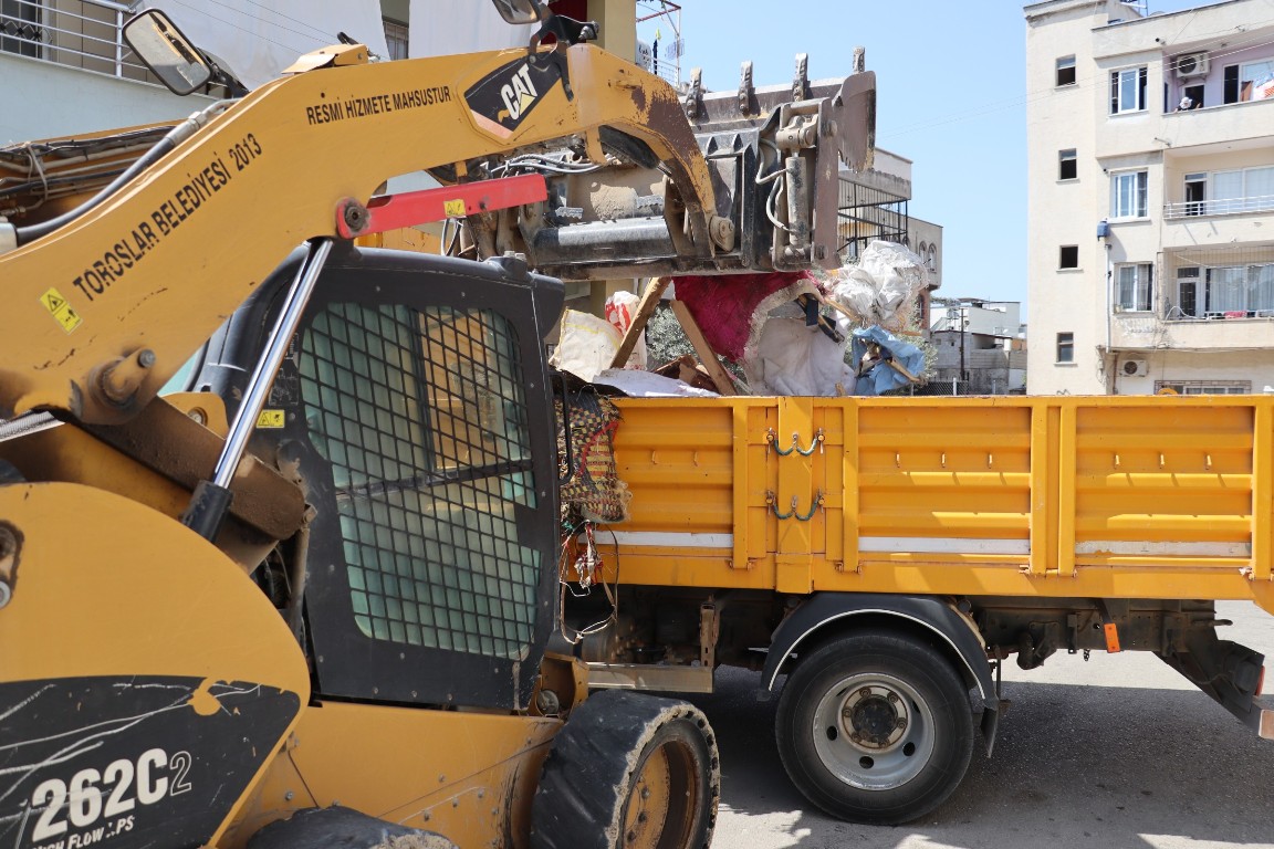 TOROSLAR’DA ÇÖP EVE TEMİZLİK OPERASYONU