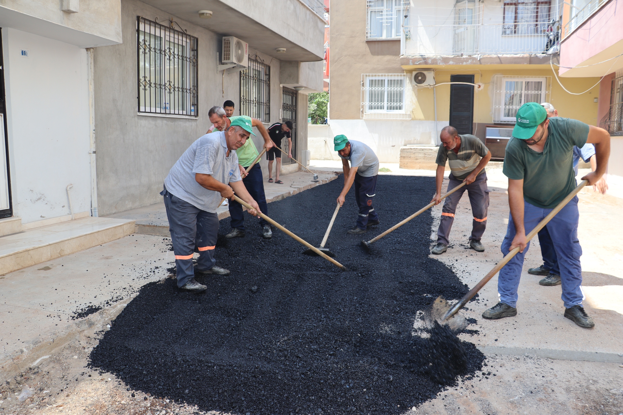 TOROSLAR’DA YOL ASFALT BAKIM ÇALIŞMALARI DEVAM EDİYOR